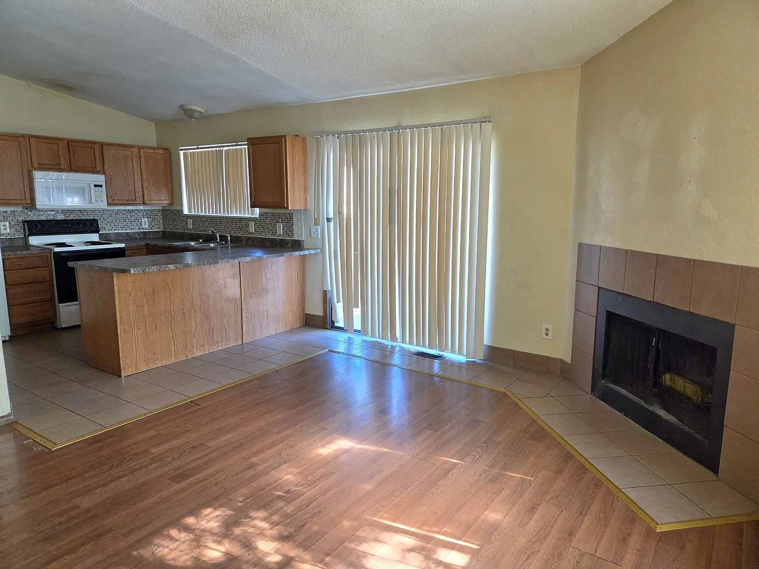 3 bed, 1.5 bath, 1400 sqft, $2,300 — Photo 1