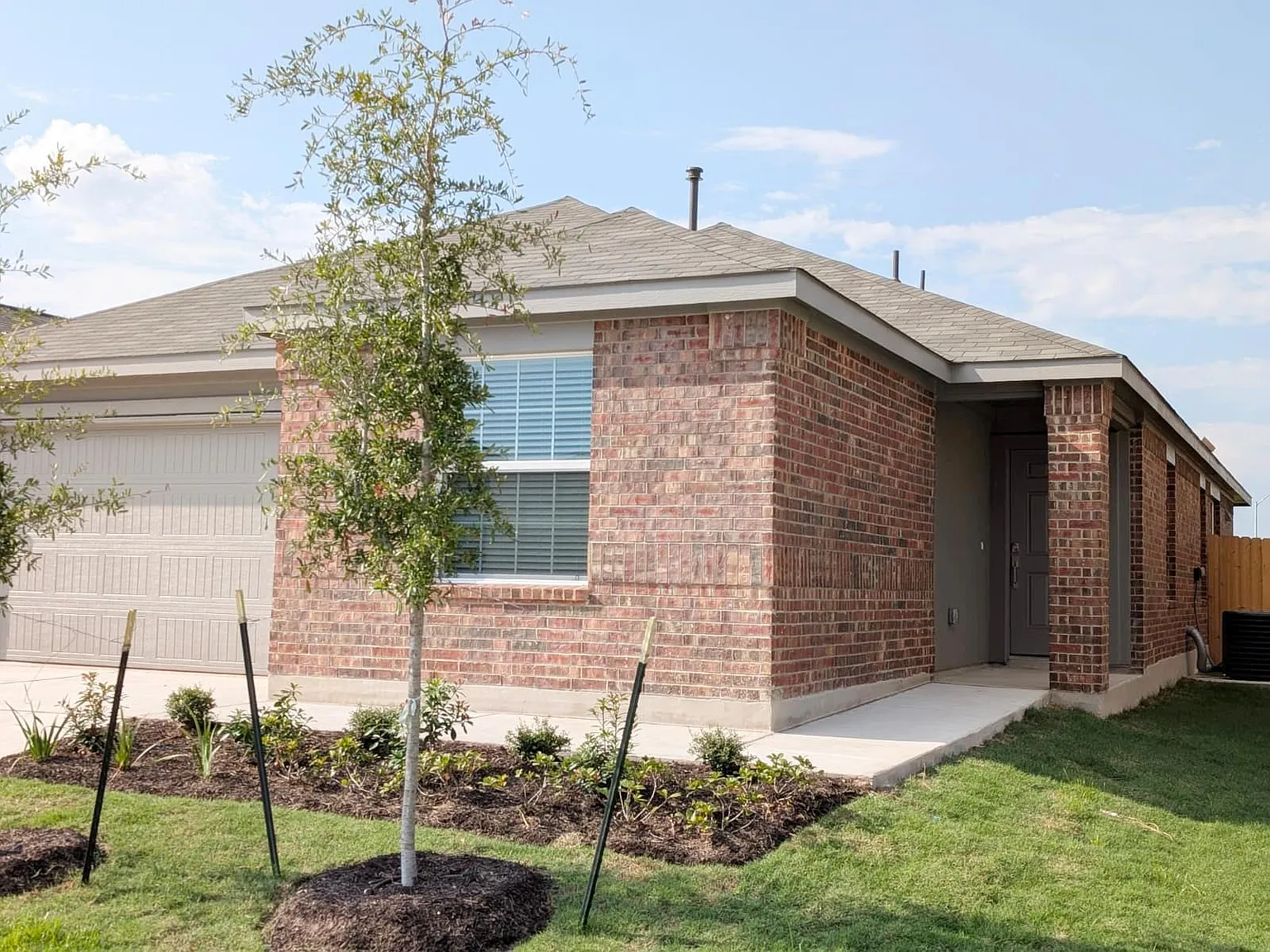 4 bed, 2.0 bath, 1815 sqft, $2,150 — Photo 3