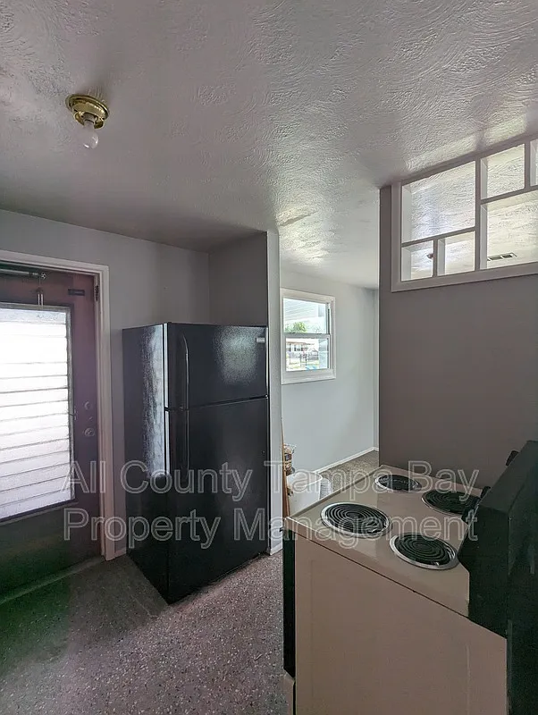 3 bed, 1.0 bath, 864 sqft, $1,900 — Photo 4