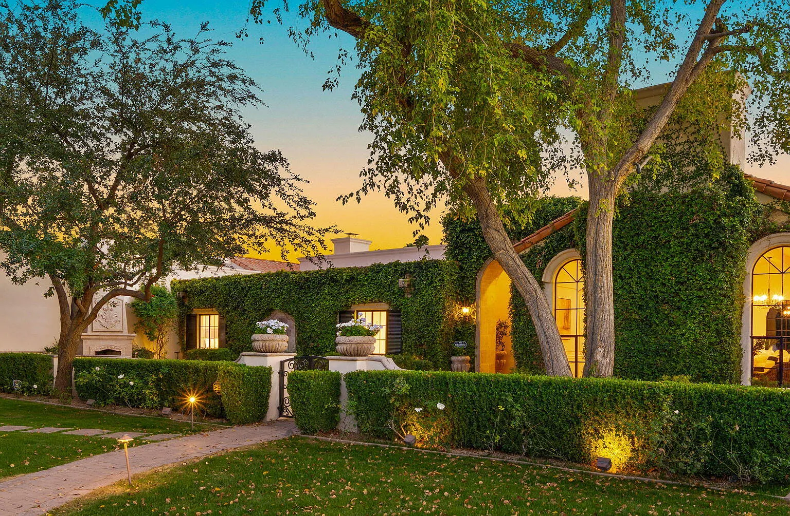 5 bed, 7.0 bath, 6159 sqft, $40,000 — Photo 1