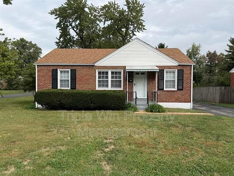 3 bed, 1.0 bath, 925 sqft, $1,525 — Photo 1