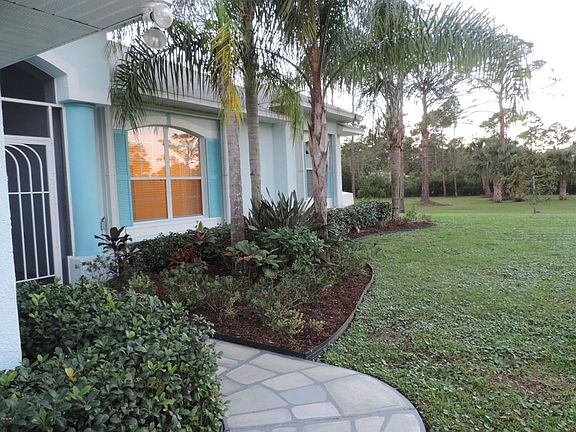 Front Walk Way to Entry