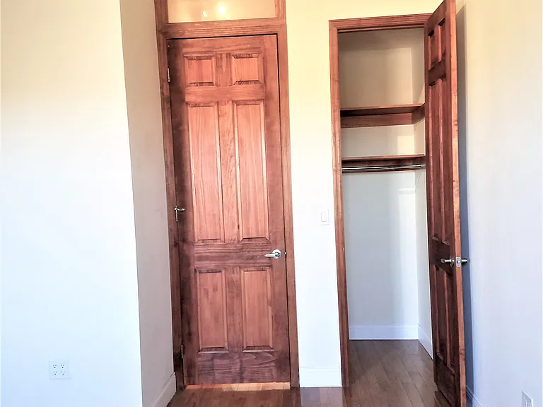 28 Scholes St #2-R — Photo 8