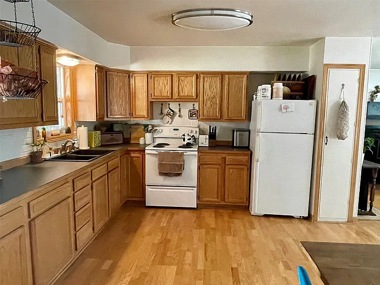406 W 3rd Ave — Photo 10