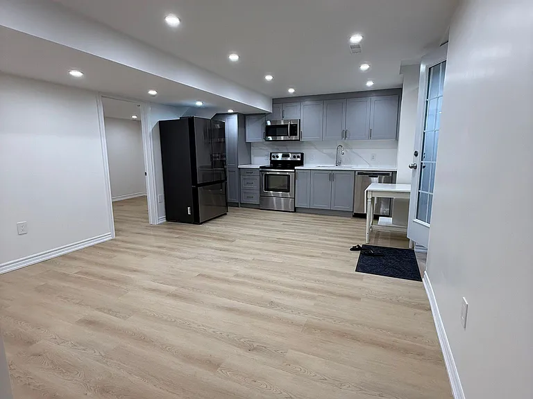 73 Thornlodge Dr W — Photo 3