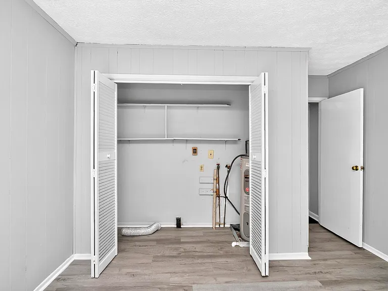 2423 Underwood St — Photo 30