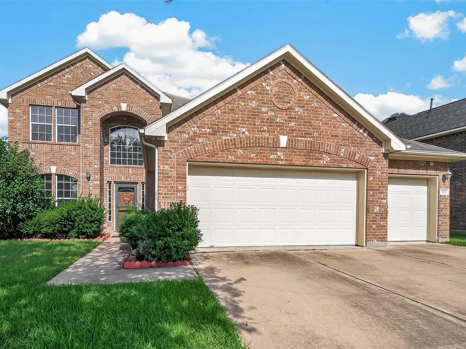 4 bed, 2.5 bath, 2603 sqft, $2,625 — Photo 1