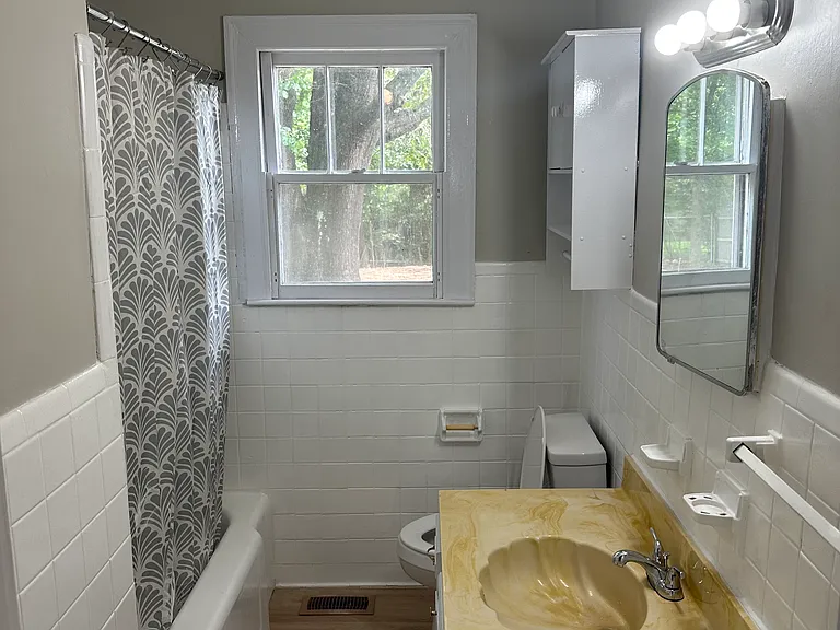 1284 Campbell St — Photo 6