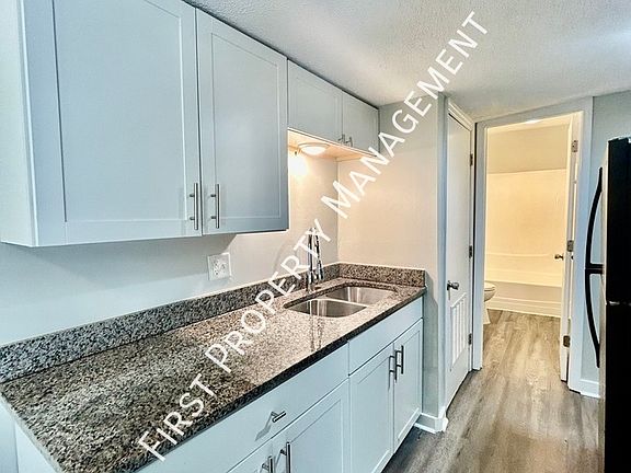 5th image of 506 Woodcreek Dr