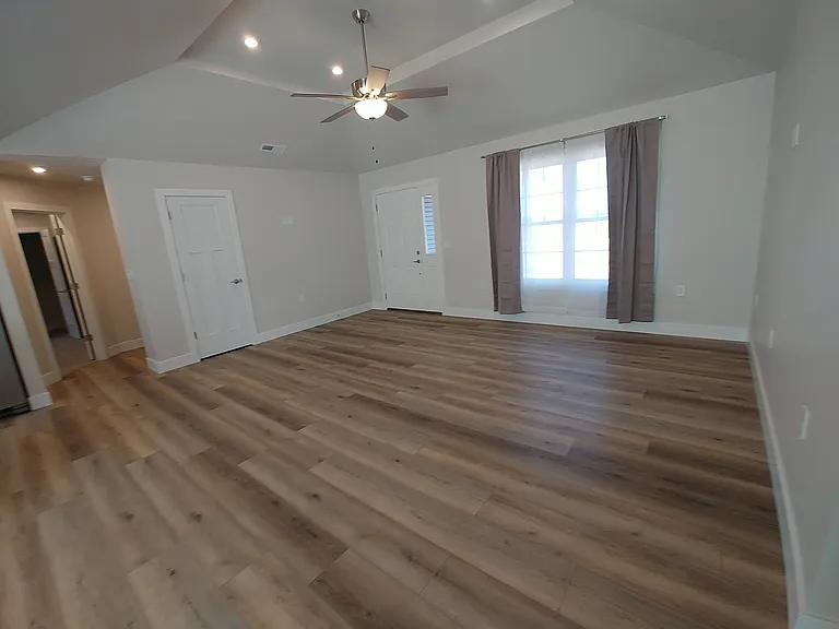 1421 W Todd Ln — Photo 3