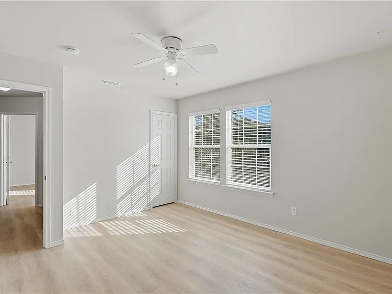 821 Benning — Photo 24