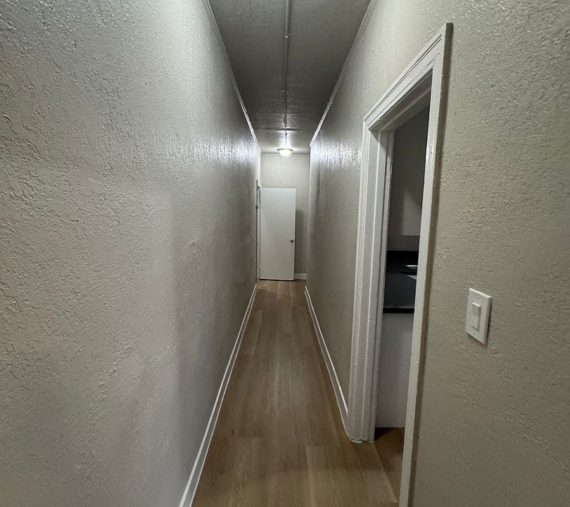1st image of 811 W 43rd St #1
