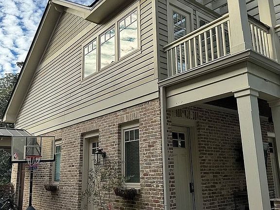 2nd image of 111 Magnolia Ave #1