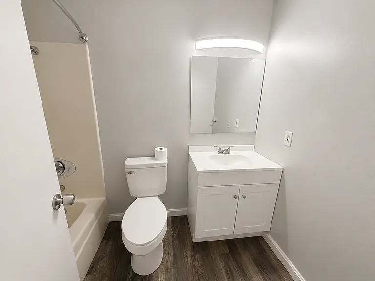 Courtview Square Apartments — Photo 4