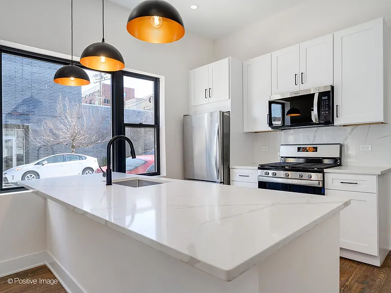 846 N Ashland Ave — Photo 4
