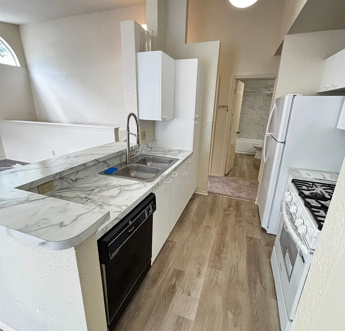 1 bed, 835 sqft, $1,450 — Photo 3