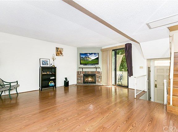 4th image of 6540 Hayvenhurst Ave Unit 39