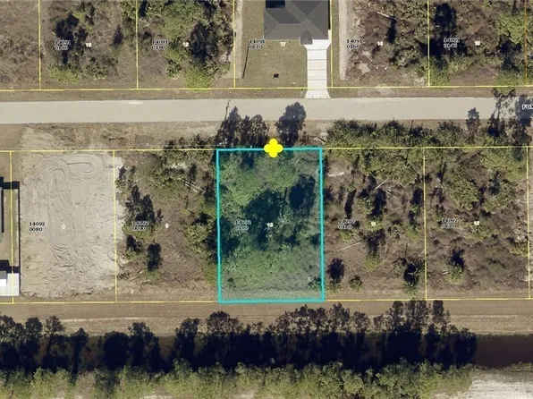 854 Foxtail St E, Lehigh Acres, FL 33974