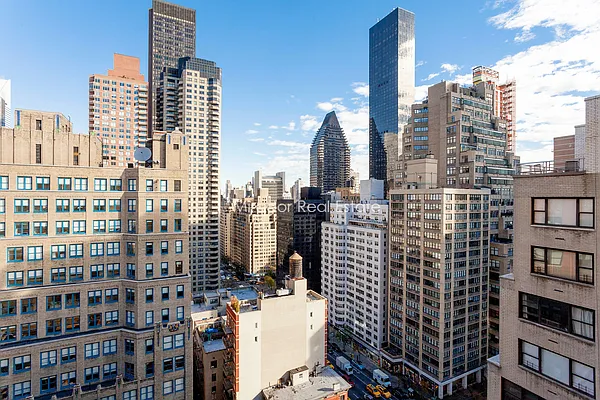 Rented by Mirador Real Estate | media 21