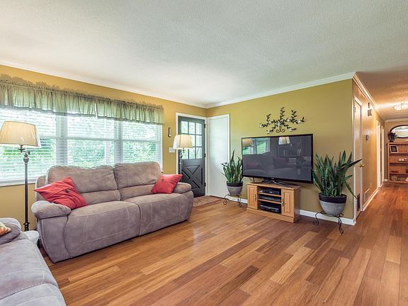 4th image of 716 Greenwood Dr