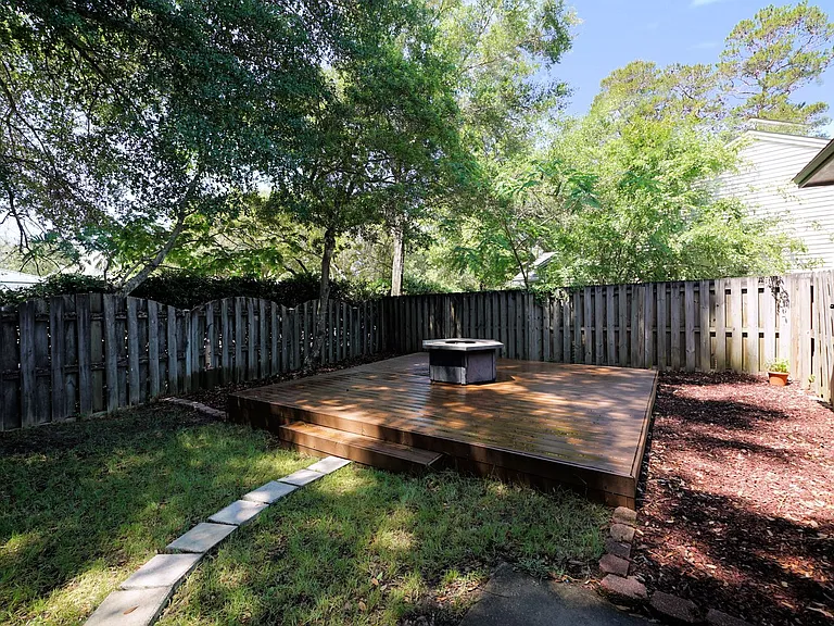 4496 Parkwood Ln W — Photo 28