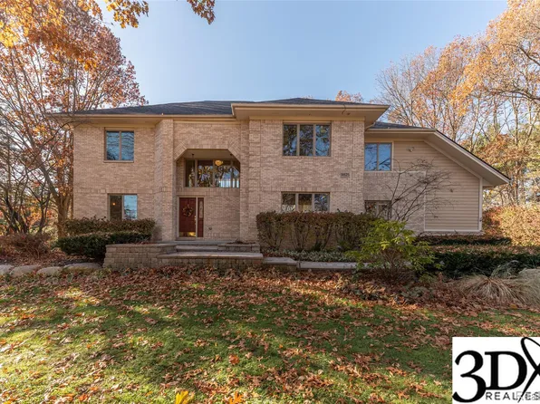 9825 Finnegan Dr, Brighton, MI 48116