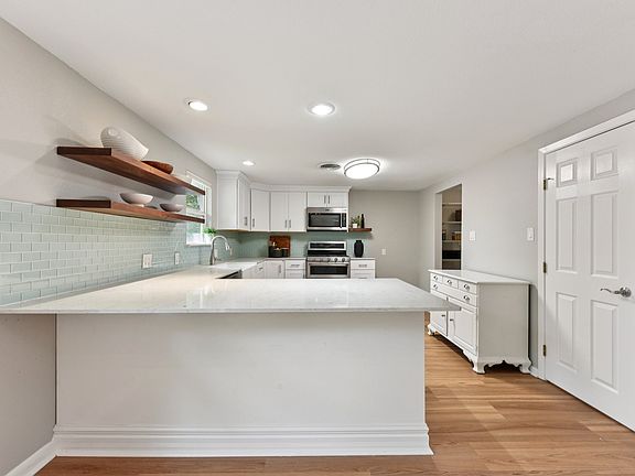 5th image of 406 E 2nd St