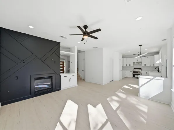 82 N Apple Springs Cir, Spring, TX 77382