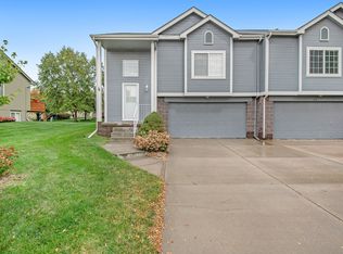 1012 Woodview Dr, Papillion, NE 68046