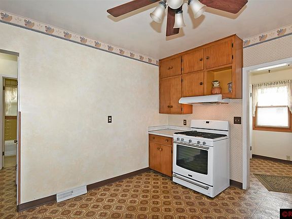 3rd image of 416 Ash Ave S