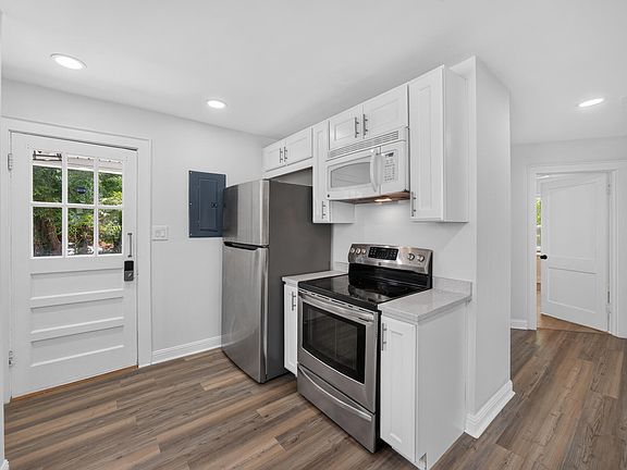 4th image of 803 Oakley St