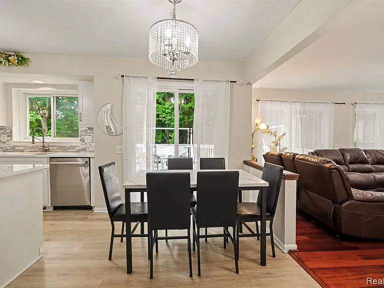 425 Thornridge Ct — Photo 9