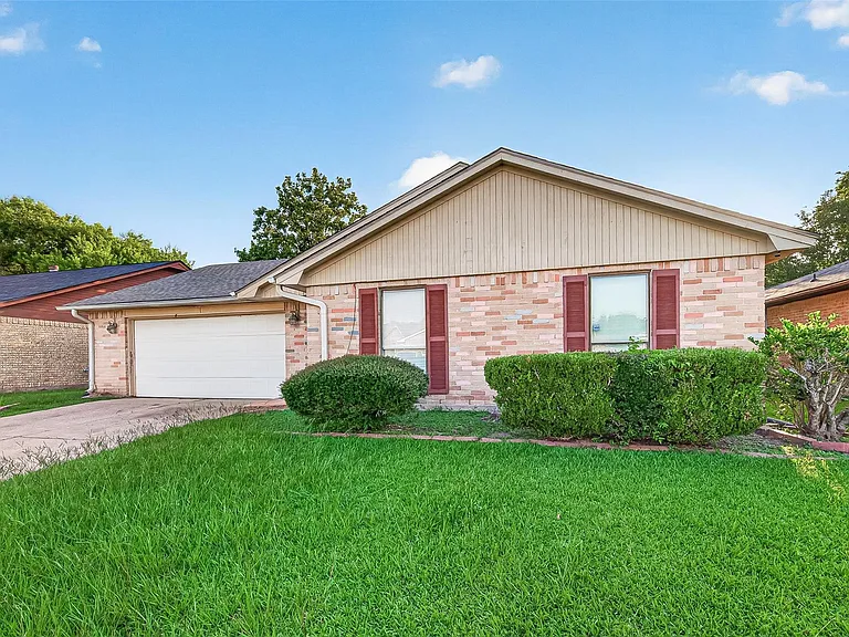 7422 Cortes Dr — Photo 3