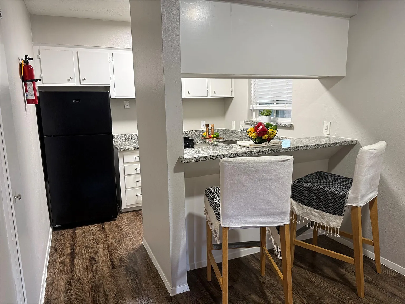 2 bed, 1.0 bath, $1,090 — Photo 2