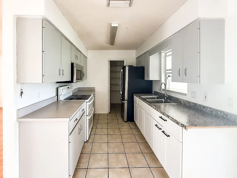 11028 Corrigan Ave — Photo 11
