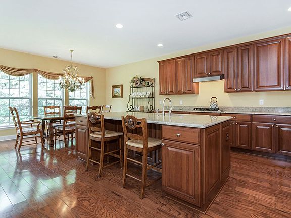 2nd image of 88 Samantha Cir