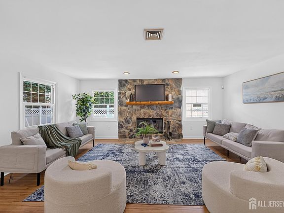 4th image of 26 Inglewood Ln