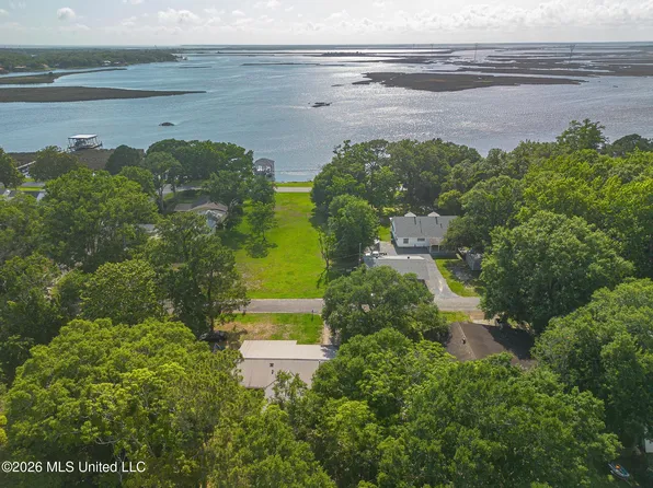 5206 Fern St, Pascagoula, MS 39567