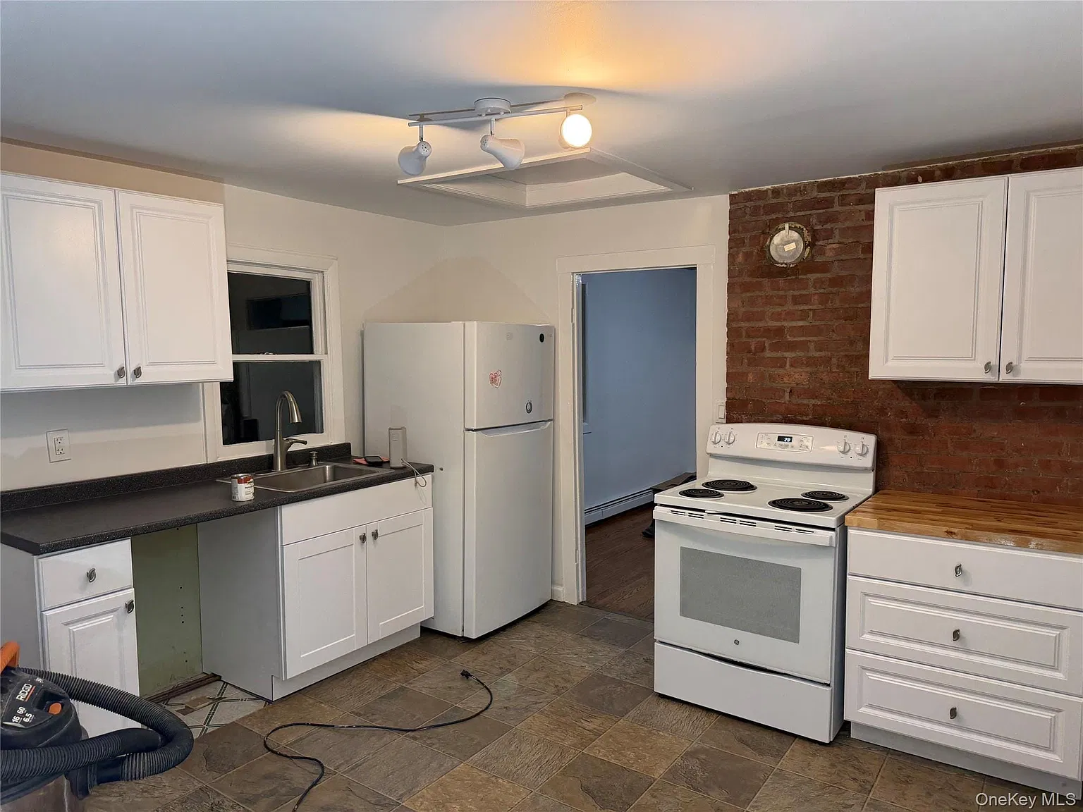 2 bed, 1.0 bath, 931 sqft, $3,000 — Photo 2