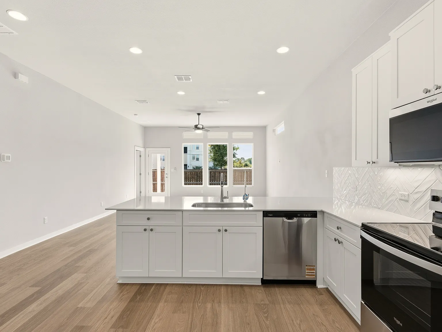 4 bed, 1945 sqft, $2,349 — Photo 4