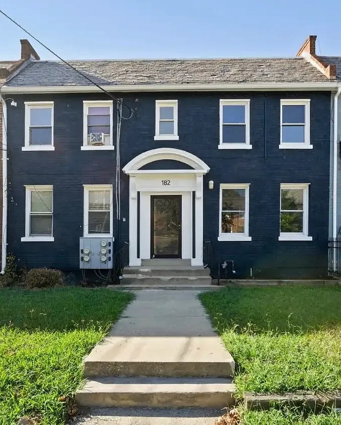 3 bed, 800 sqft, $3,000 — Photo 1