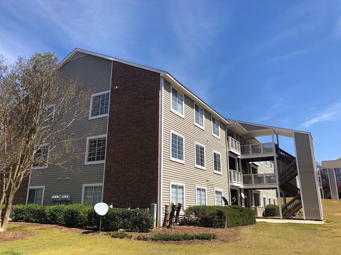 University Place Is The Perfect Home! — Photo 1