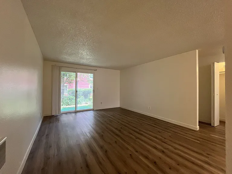 Spacious Corner Apartment with Three Bedrooms, Open Living Space & Modern Kitchen — Photo 13