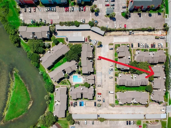 3220 69th St APT B8, Galveston, TX 77551