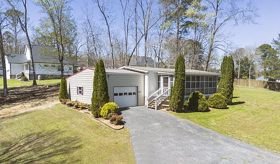 3rd image of 160 Crane St