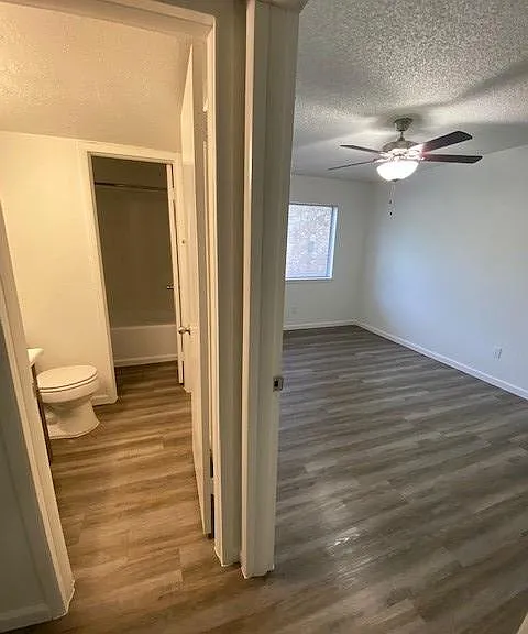 The Oaks Apartments — Photo 31