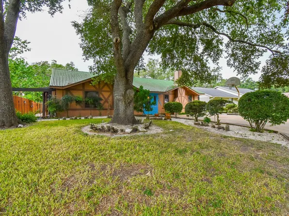 3107 Myatt Ln, El Campo, TX 77437