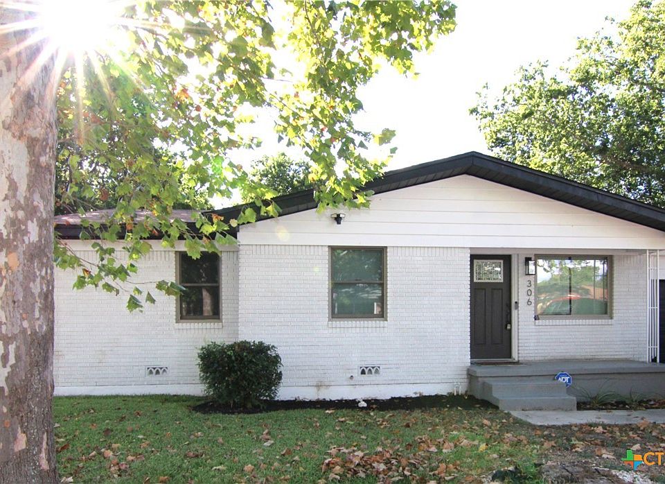 1st image of 306 Oak St