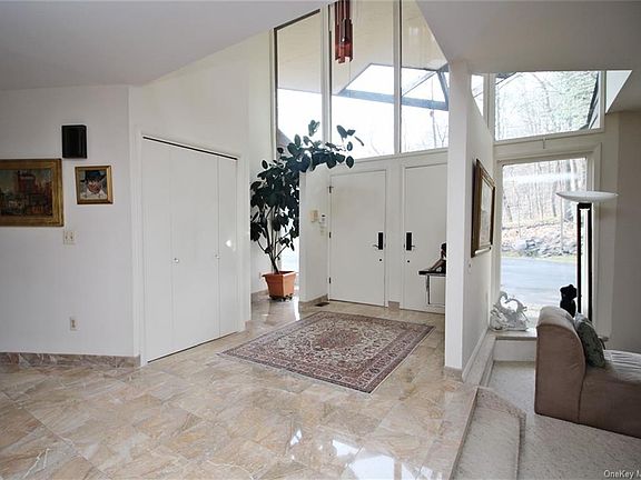 3rd image of 8 Rollingwood Dr