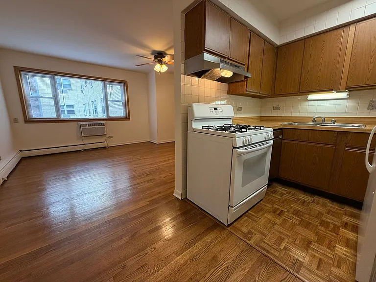 417 W Roscoe St — Photo 10